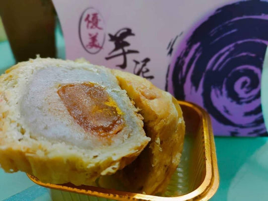 用客户切开的芋泥千层酥跟大家说声-- 马来西亚日快乐！！！假期快乐！